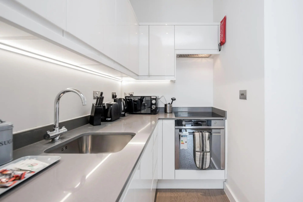 2 Bedroom Top Floor Grosvenor's Luxury Apartment - 5 mins Walk to the Station, Free WiFi