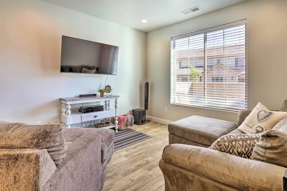 St George Area Townhome w/ Patio + Pool Access