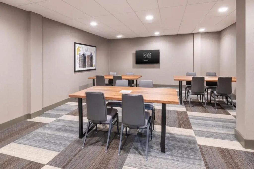 Radisson Hotel & Suites