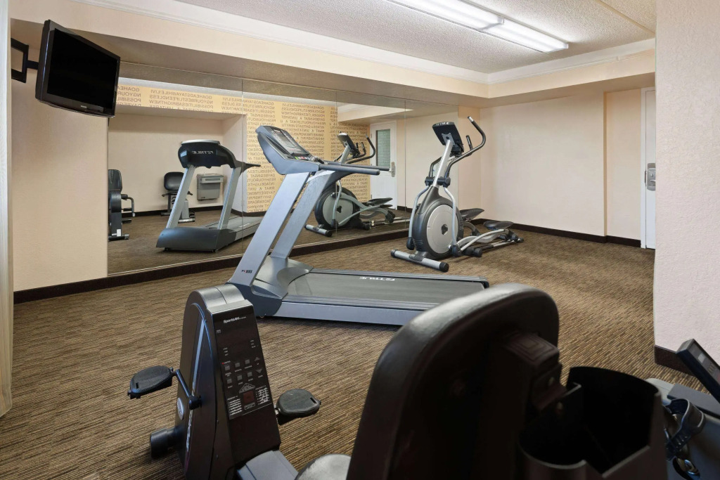 La Quinta Inn by Wyndham Pittsburgh Airport
