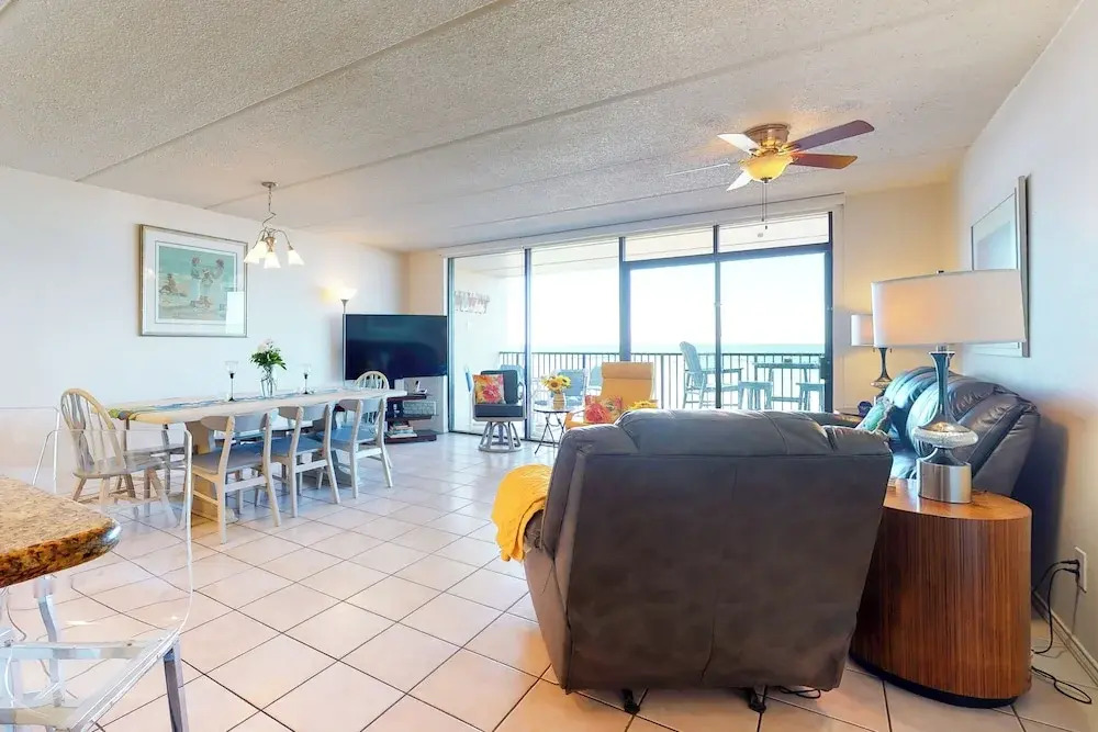 3BR Gulf-view Suite w/ Pools, Gym & Tennis