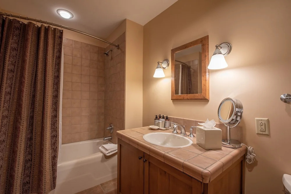 Slopeside Studio Unit With Kitchenette Studio Bedroom Condo - No Cleaning Fee! by RedAwning
