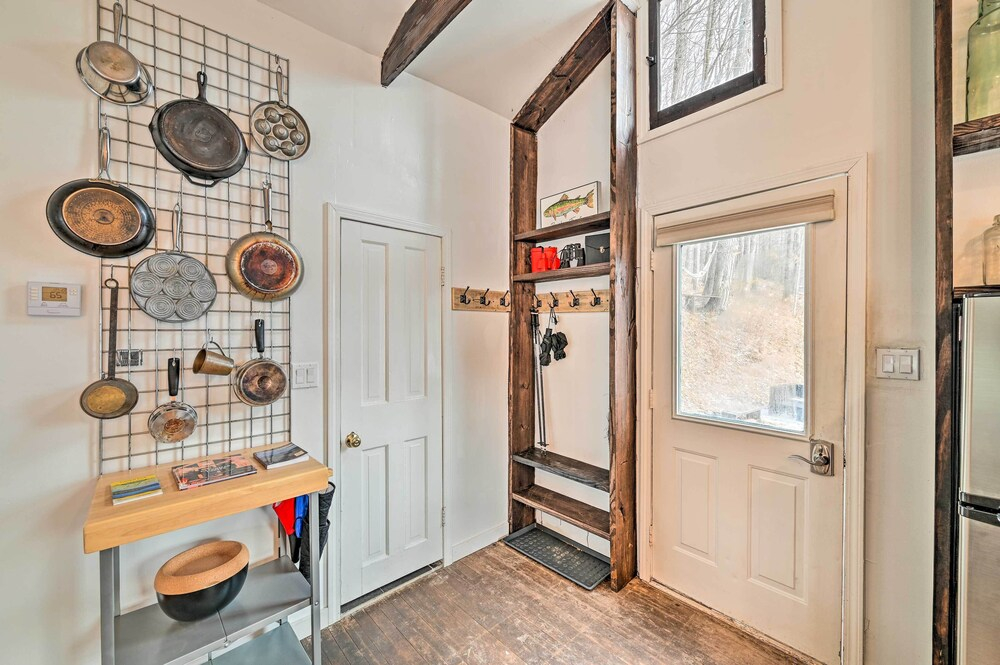 Chic Prattsville Studio w/ Private Hot Tub!