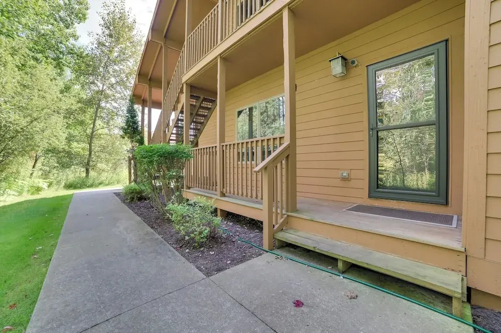 Modern Bellaire Condo: Pool Access, Near Skiing!