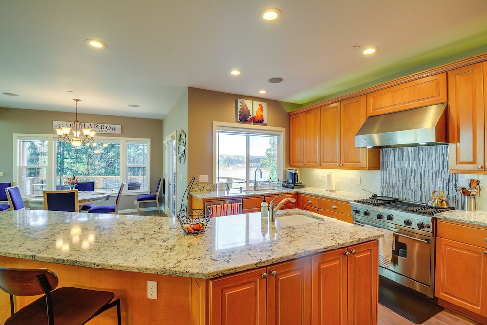 Premier Gig Harbor Home! Views, Spa & Billiards