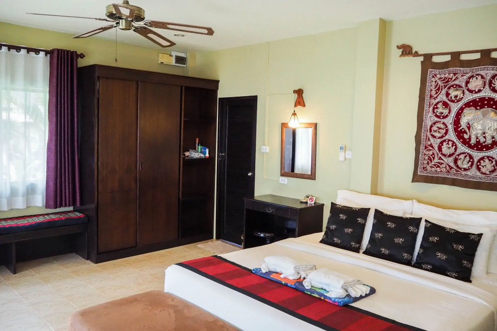 Lanta Castaway Beach Resort