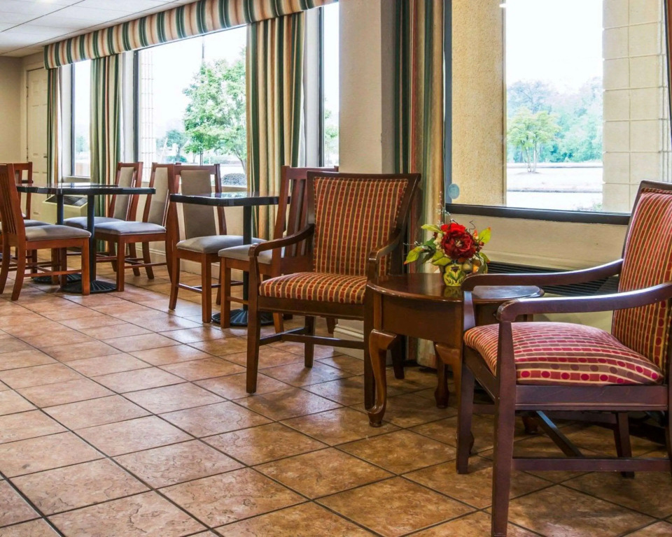Econo Lodge Inn & Suites Columbus near Fort Benning