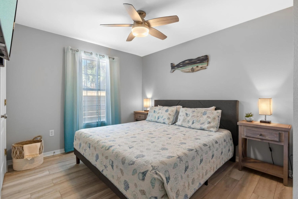 Luxurious Beach House, Private heated pool, Dedicated office, Mins walk to Beach & shops