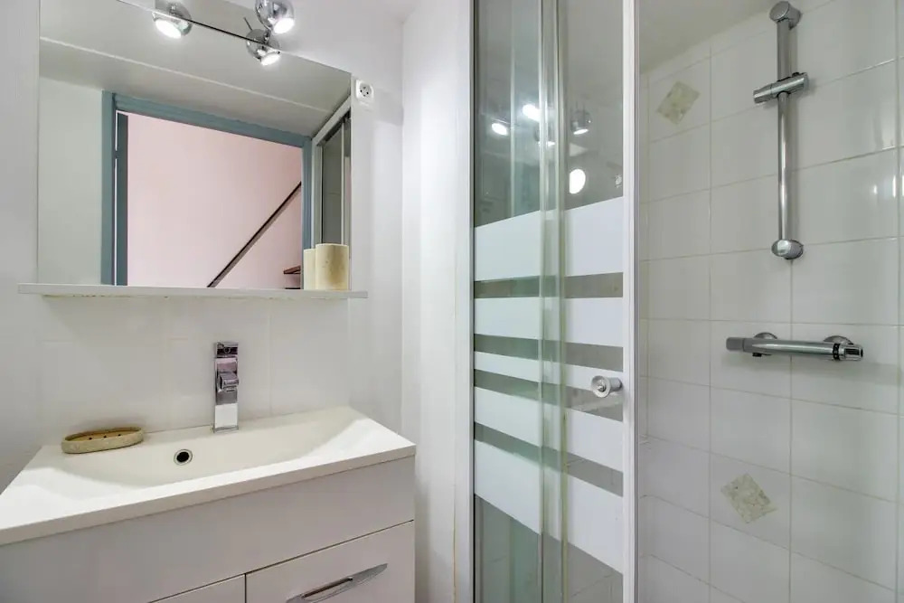 Beautiful Flat Fits 2 in Jules Ferry