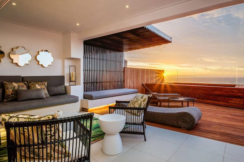 Stylish Holiday Apartment w Private Pool 180 Views Malibu