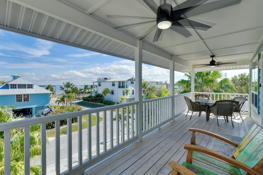 Steps to Ocean & Bay: Bradenton Beach Townhome!