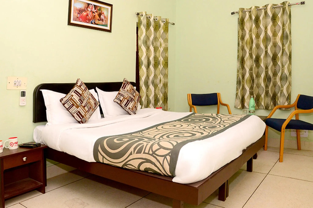 Collection O 4255 Day Night Guest House and Restaurant