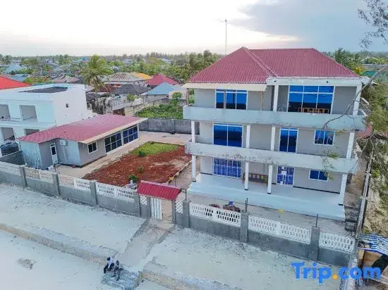 Uroa Beachfront 2BR • Balcony • Free Wi-Fi