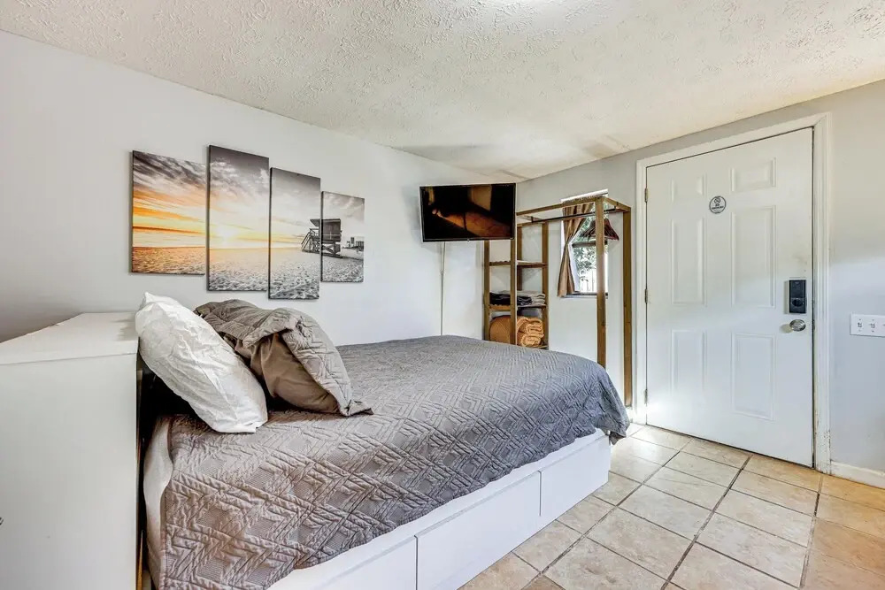 Nurse-ready Guesthouse 3 Mi to Dtwn Jacksonville!