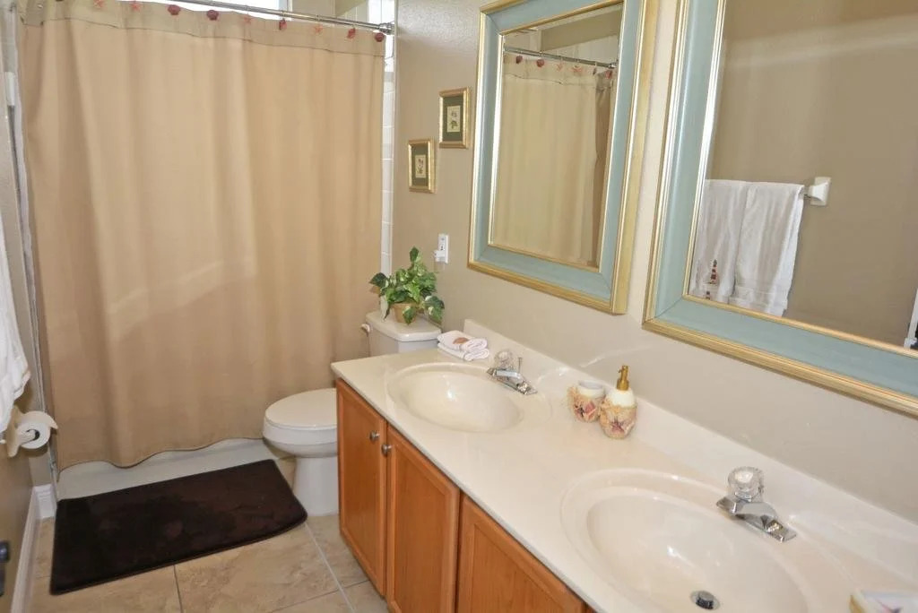 Hampton Lakes Villas - Holly Corner