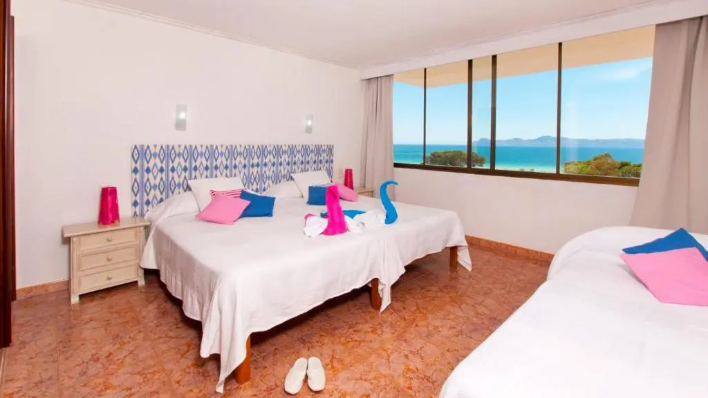Apartment The Shell II, beach views and pool