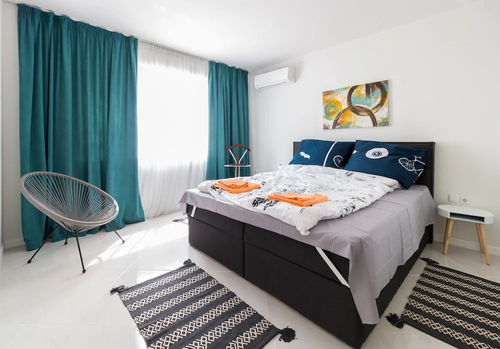 FM Luxury 1-BDR Apartment - C-O-L-O-R-S