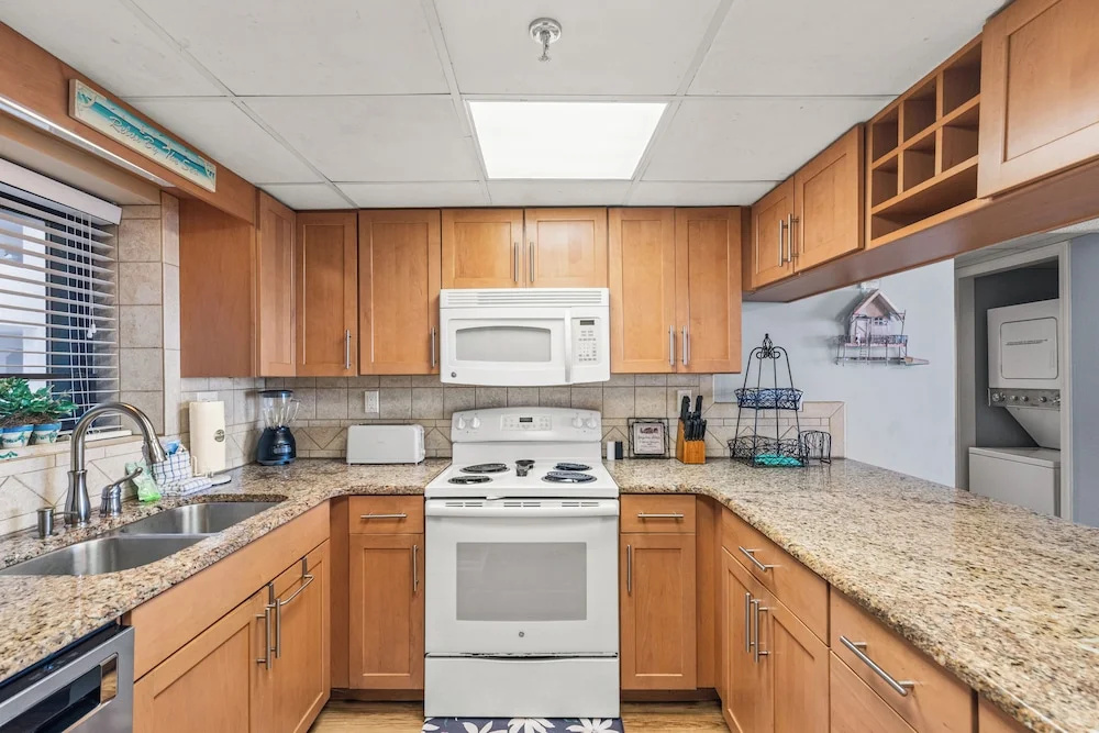 Lets Do Sunset: Gulf-front 3BR Condo, Sleeps 8