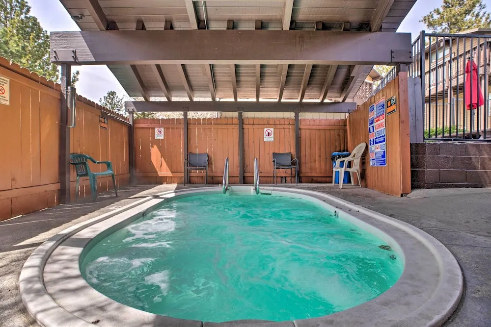 Mammoth Lakes Townhome < 2 Mi to Ski Area!