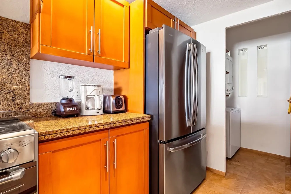 Beachfront 4th-floor Condo With Views, Outdoor Pool, Balcony, W/D & Central AC