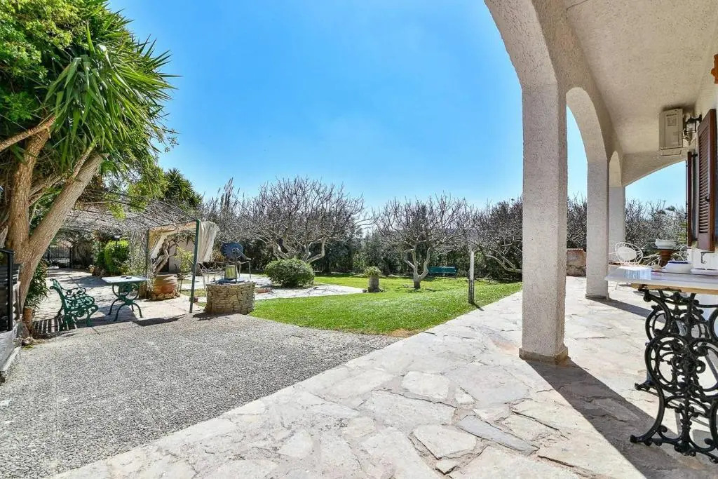 Light-filled home with Garden near Beach