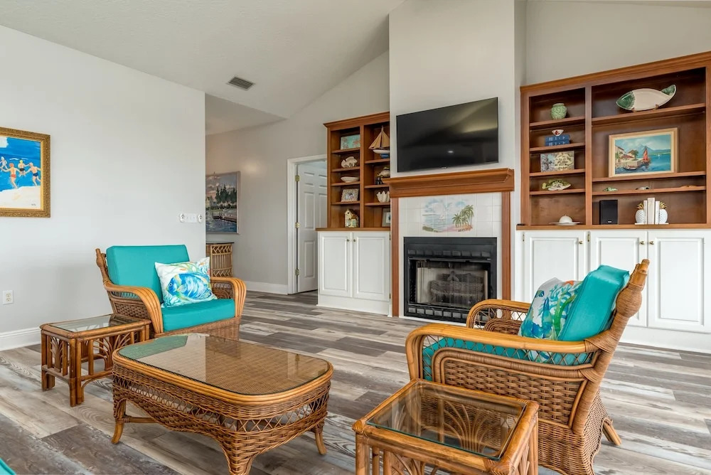 Screamin' Peace 1614 Cadillac 3 Bedroom Home by RedAwning