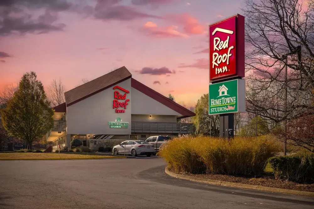 HomeTowne Studios by Red Roof Buffalo - Niagara Airport
