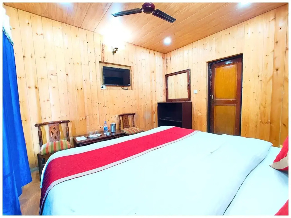 1 BR Boutique stay in Mall road, Nanital (761A), by GuestHouser