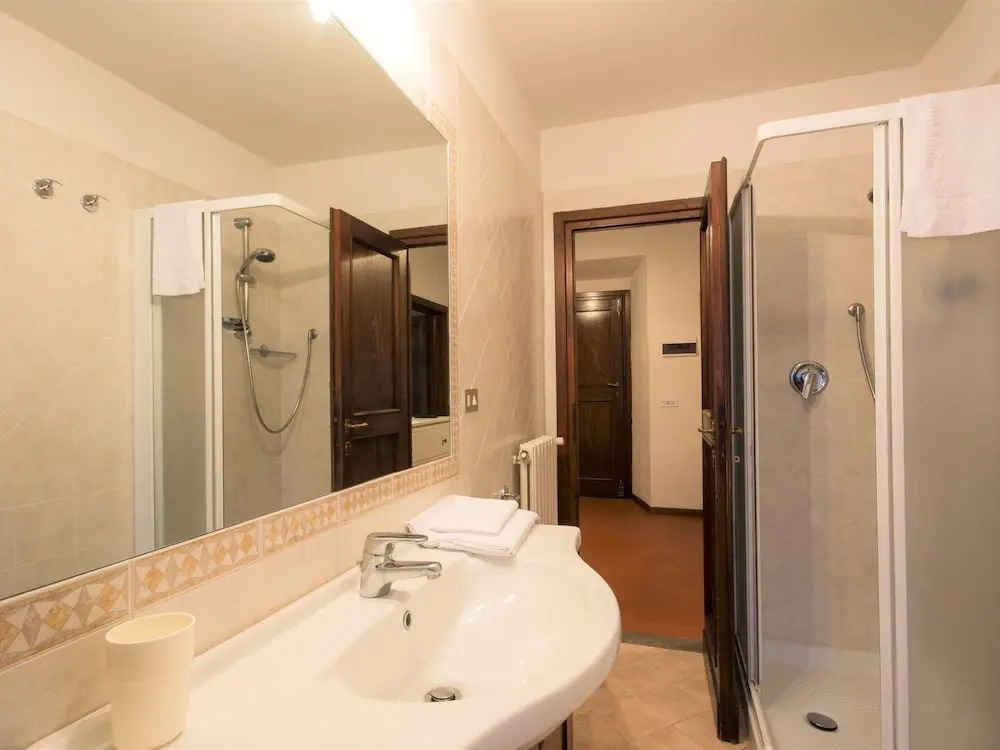 Flat with shared pool and air conditioning