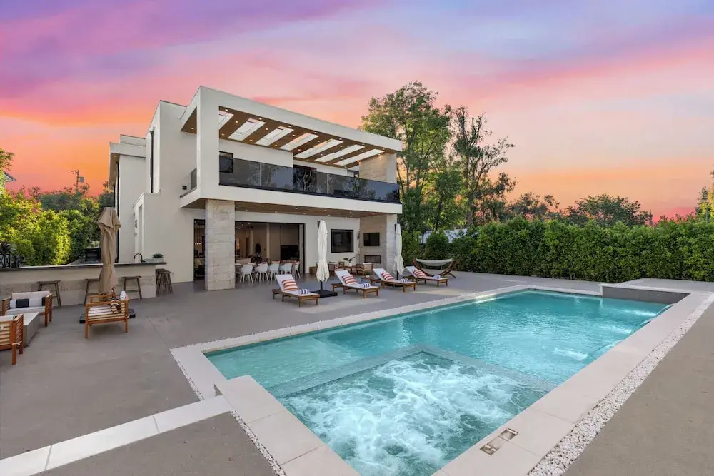 Melvin - Modern Contemporary Estate w/ Backyard + Pool & Spa