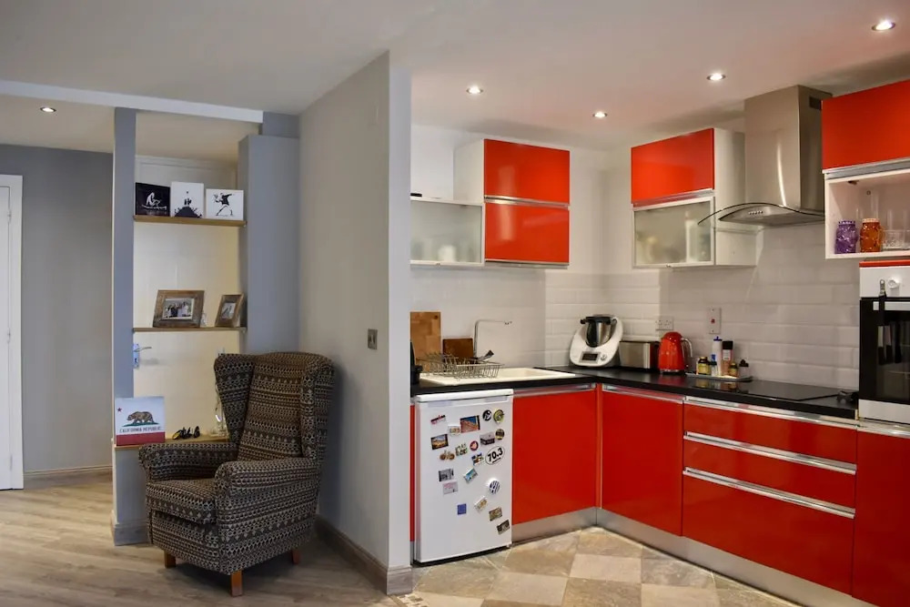 Artistic 1 Bedroom Apartment With Balcony Ifsc