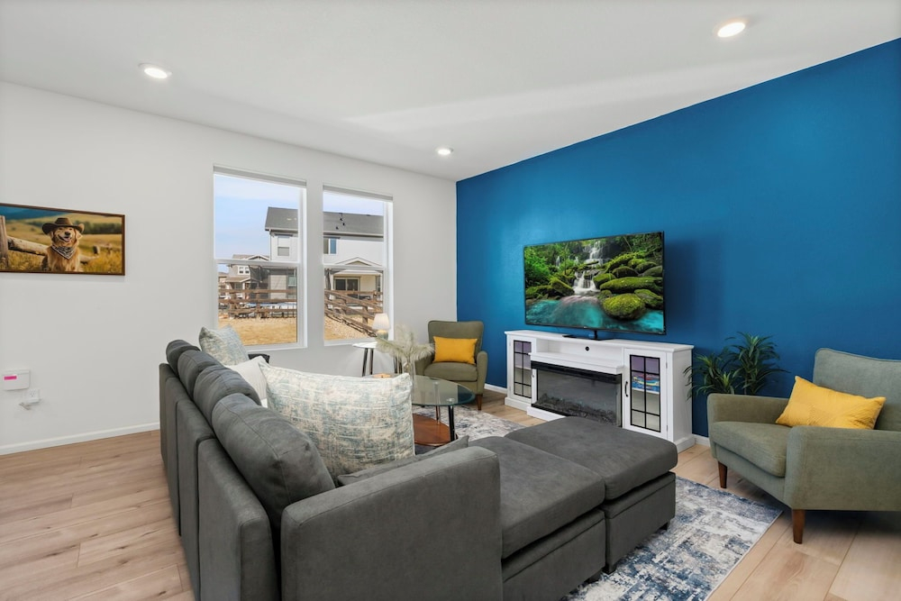 Pelican Landing Modern 3BD in Lakes at Centerra