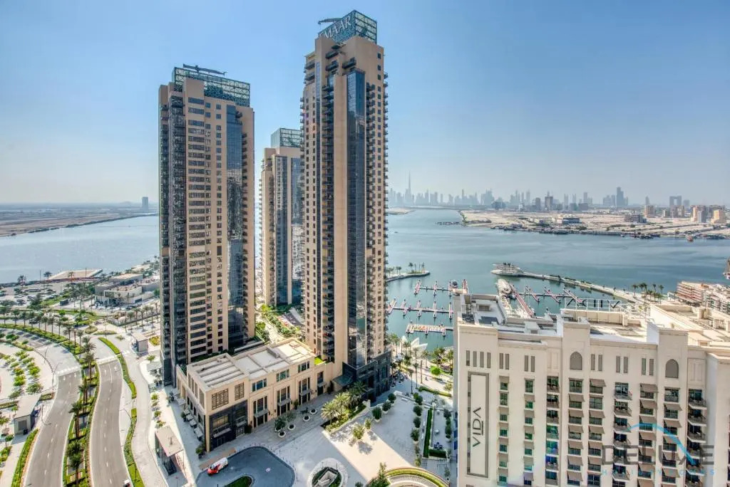 Radiant 3BR With Assistant Room at Harbour Views Tower 1 by Deluxe Holiday Homes