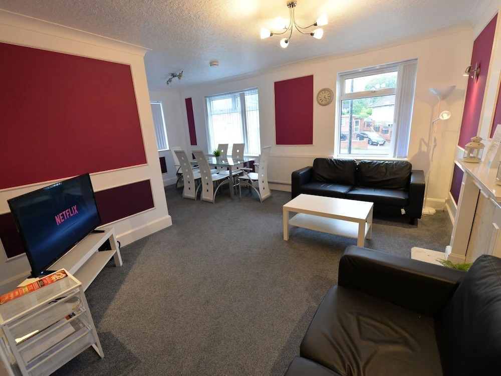 Centrally-located Apartment in Coventry With Netflix