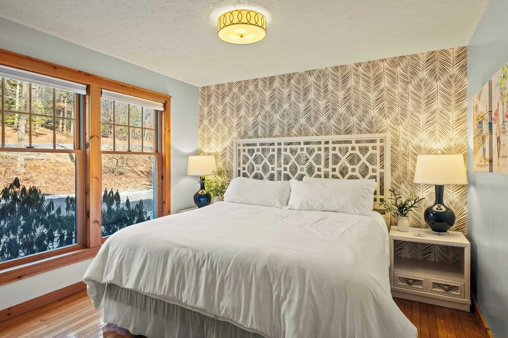 Mountain Escape With Game Room, Balcony & Stunning Views in the Poconos Christina