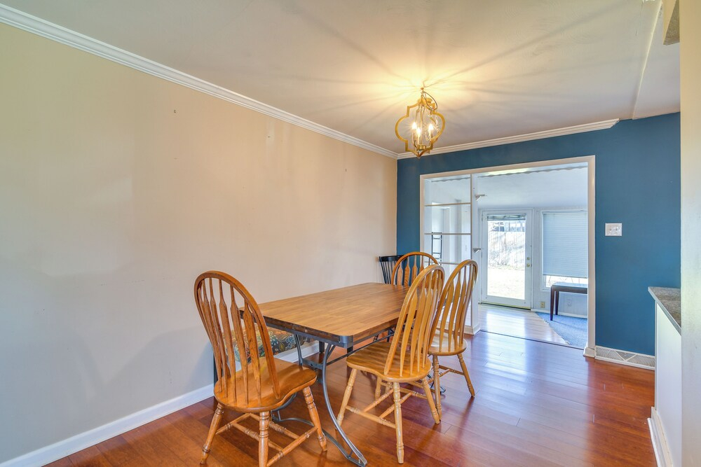 2 Mi to Olde Town! Pet-friendly Haven w/ Sunroom