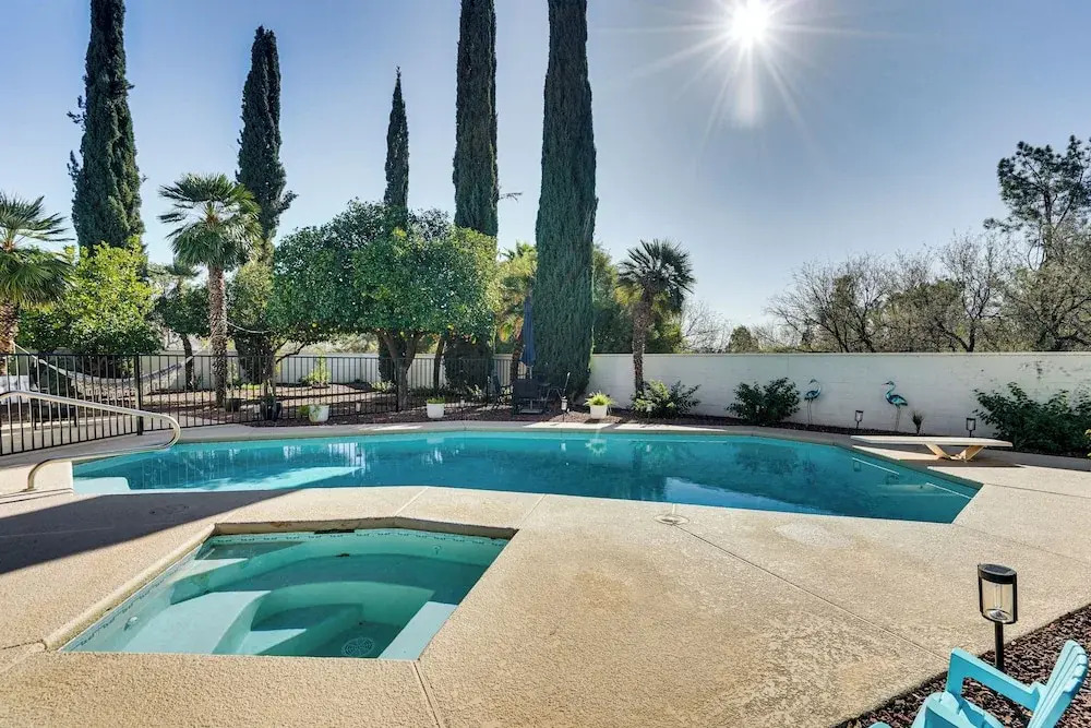 7 Mi to Sabino Canyon: Poolside Oasis w/ Mtn Views