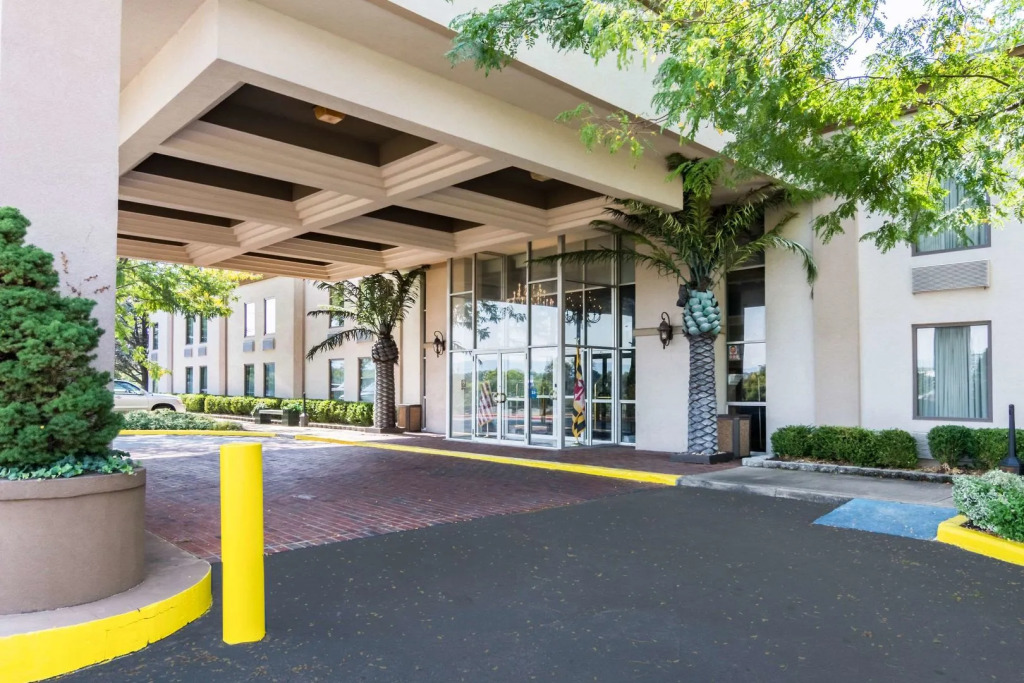 Plaza Inn & Suites