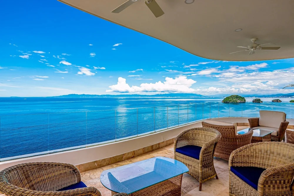 Fantastic Oceanfront Apartment With Balcony, Pool & Central AC