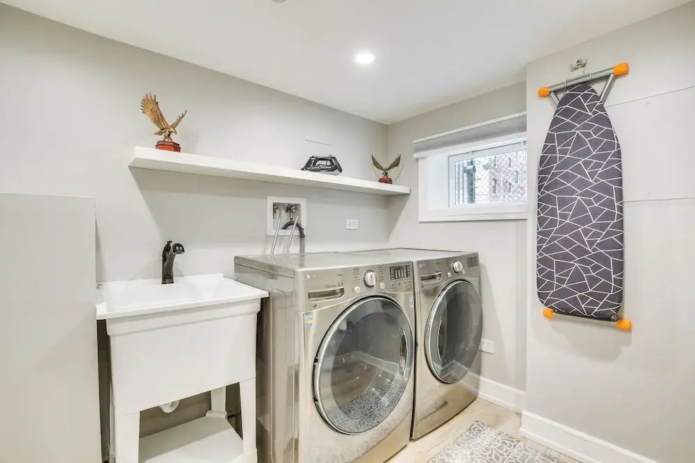 Stylish Chicago Retreat: Walk to Loyola University