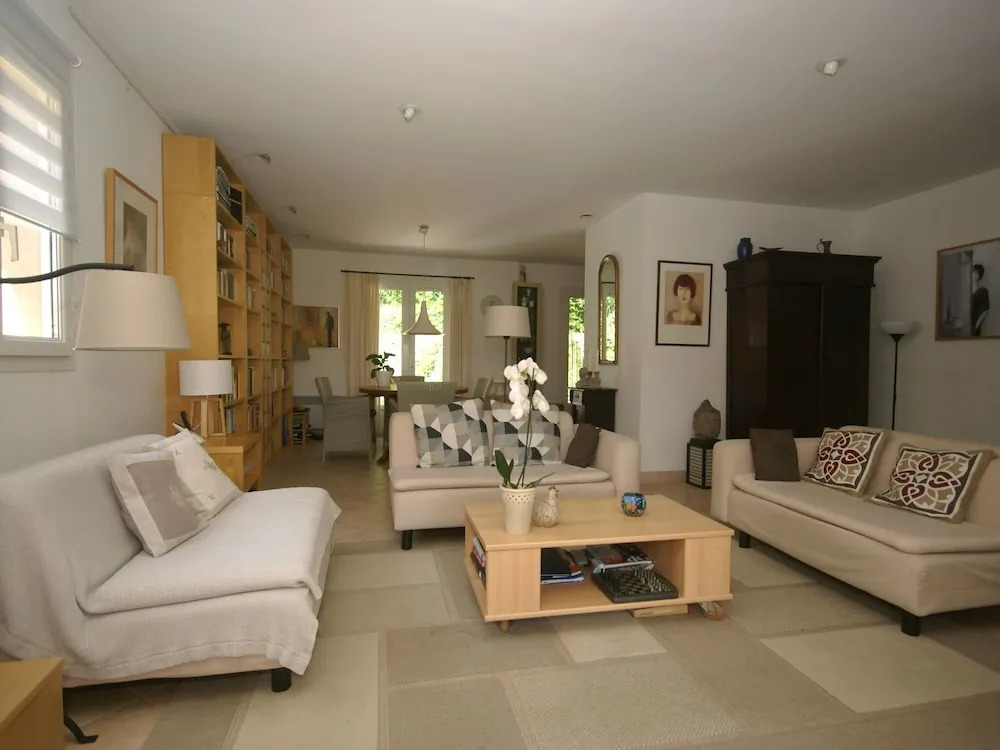 Beautiful Villa With Private Pool, Lovely Terraces, Privacy and Near St. Tropez