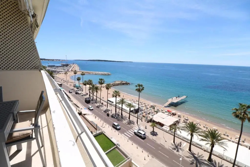Amazing Sea View 2 Bedroom Front of the Beach 303