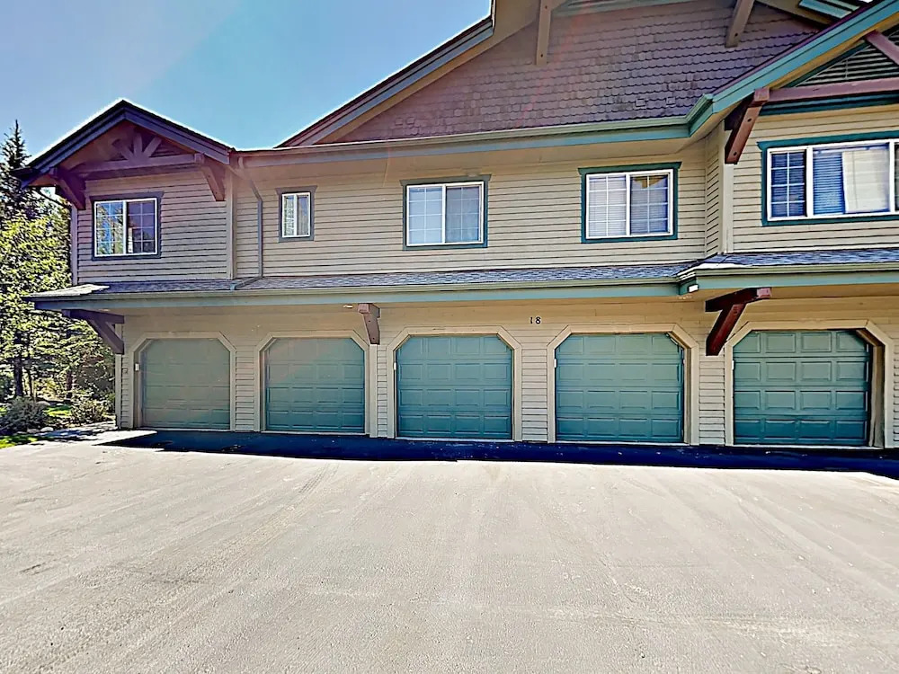 Walton Creek - Hot Tub, Near Slopes & Shuttle 2 Bedroom Condo