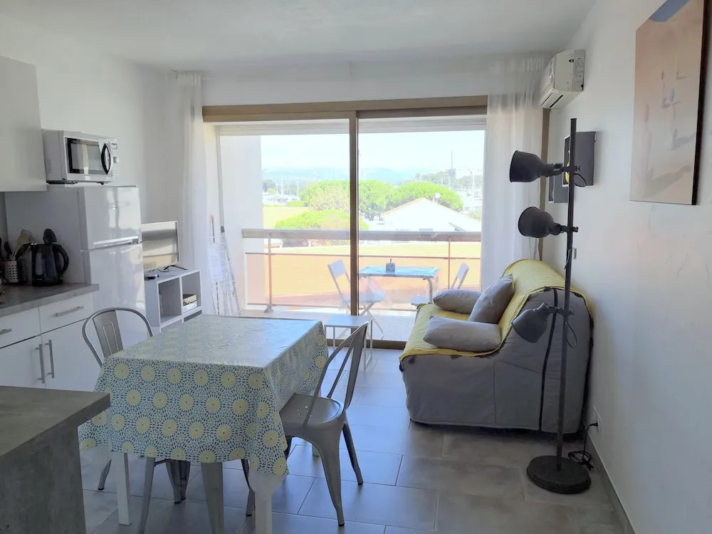 2P Vieil Antibes balcon sur la Marina