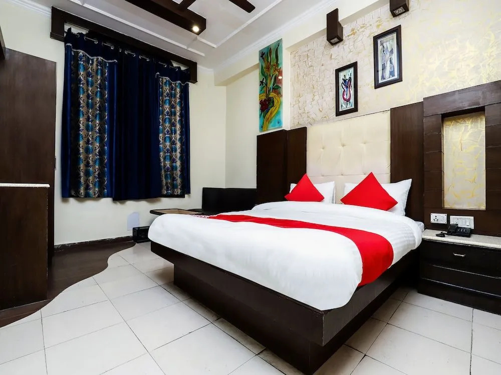 OYO 26216 Hotel Maanvi