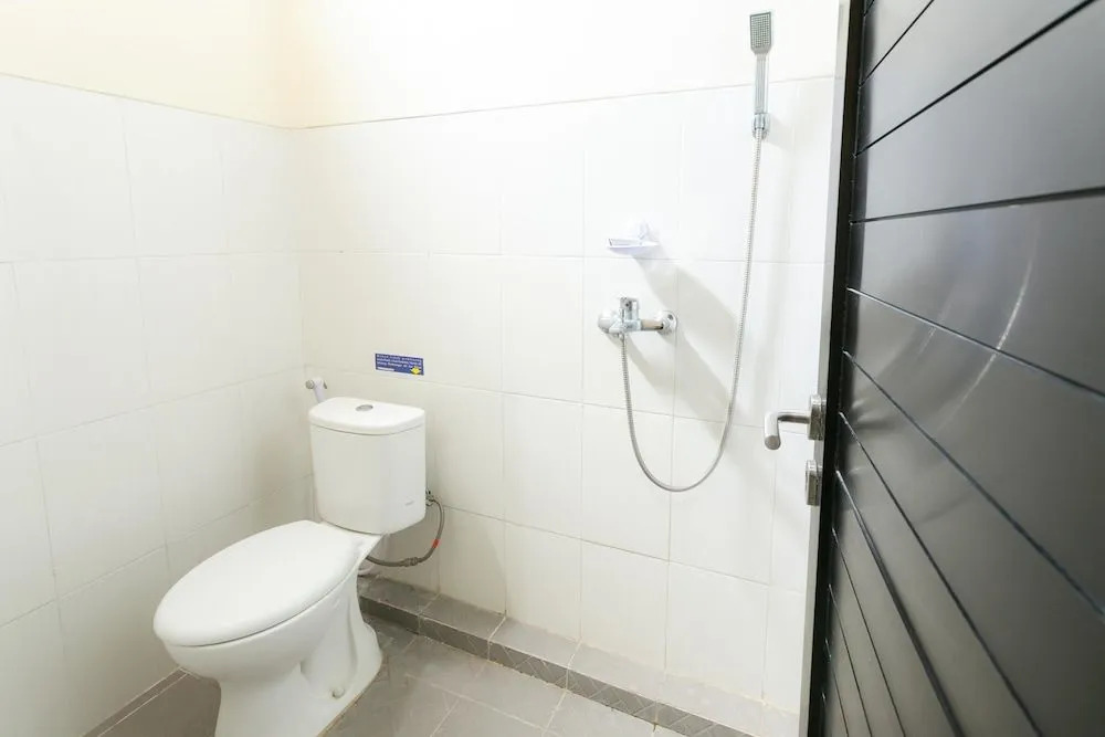 RedDoorz Syariah near Purwosari Train Station