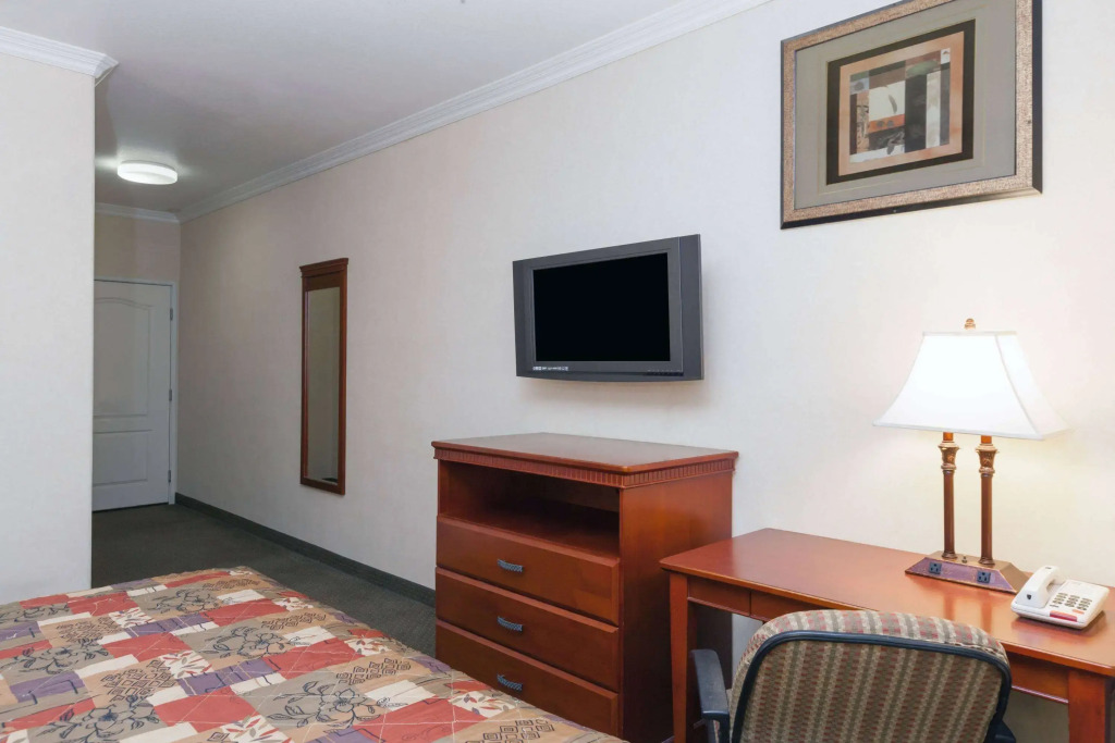 Howard Johnson by Wyndham Bakersfield