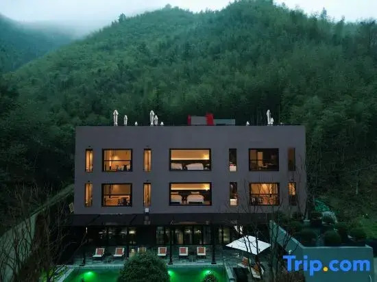 LUNE ROAM Hiking & Rustic Luxury Hotel