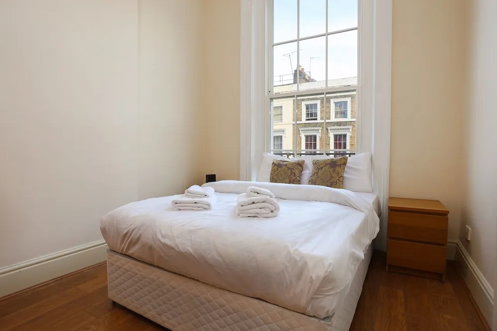 3 Bed Kensington Apartment with Balcony