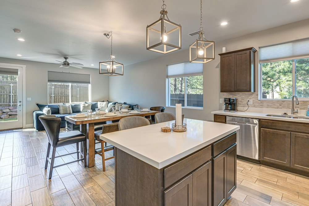 Family Home w/ Game Room, 3 Mi to Dtwn Flagstaff